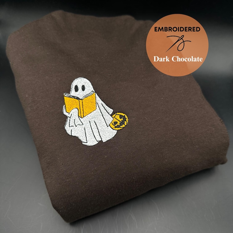 Läsande spöke, söta spökhuvtröjor, broderad spökboktröja, läskig hösttröja, Halloween-läsare och bibliotekariegåva bild 2