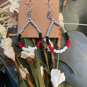 Pendiente colgante con forma de lágrima en negro, rojo y blanco del orgullo escolar. Aro occidental boho. Pendiente con cuentas rojo negro blanco