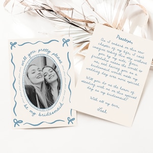 Modèle de carte de proposition Pretty Please Be my demoiselle d'honneur avec photo, bordure noeud bleu imprimable invitez-vous demoiselle d'honneur, côtier mignon
