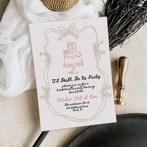 Puede incluir: Una invitación a una fiesta con el texto "Til Death Do Us Party" en un marco decorativo. La invitación presenta una ilustración de pastel y detalles del evento, incluida la fecha, la hora y el lugar para una despedida de soltera.