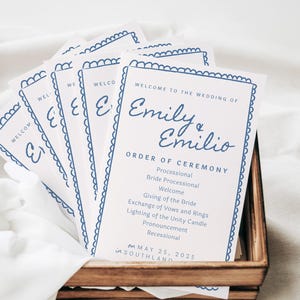Handgezeichnete Hochzeitsprogramm-Vorlage für wunderliche Küstenhochzeit, bearbeitbare moderne minimalistische Reihenfolge der Ereignisse, blaue gefaltete Zeremoniekarte