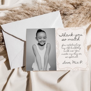 Modèle de carte de remerciement d'anniversaire modifiable avec photo, premier anniversaire des enfants imprimable Merci d'être venu, style minimaliste rose dessiné à la main