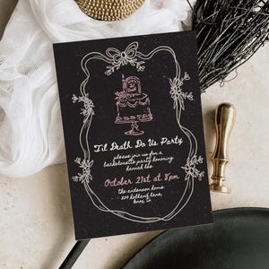 Puede incluir: Tarjeta de invitación negra con un borde floral rosa y blanco y el texto "Til Death Do Us Party" para una despedida de soltera. La invitación incluye la fecha, la hora y el lugar. Una calavera dorada y otras decoraciones de Halloween están en el fondo.