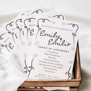 気まぐれでロマンチックな結婚式のための手描きの結婚式プログラム テンプレート、編集可能なボヘミアン スプリング イベントの順序、ピンクの花の折り紙式カード