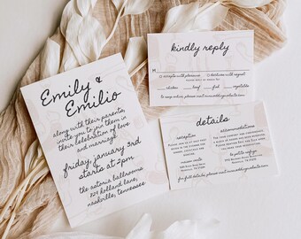 Op de afbeelding: Een huwelijksuitnodiging met een bloemenontwerp. De uitnodiging is voor het huwelijk van Emily en Emilio op vrijdag 3 januari om 14:00 uur in de Astoria Ballrooms in Nashville, Tennessee. De uitnodiging bevat een RSVP-kaart met details over de receptie en accommodatie.