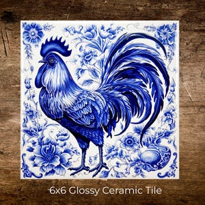 Puede incluir: Azulejo de cer&aacute;mica brillante de 15x15 cm con un dise&ntilde;o de gallo azul y blanco. El azulejo presenta una ilustraci&oacute;n detallada de un gallo y motivos florales. El texto "6x6 Glossy Ceramic Tile" est&aacute; en la parte inferior.