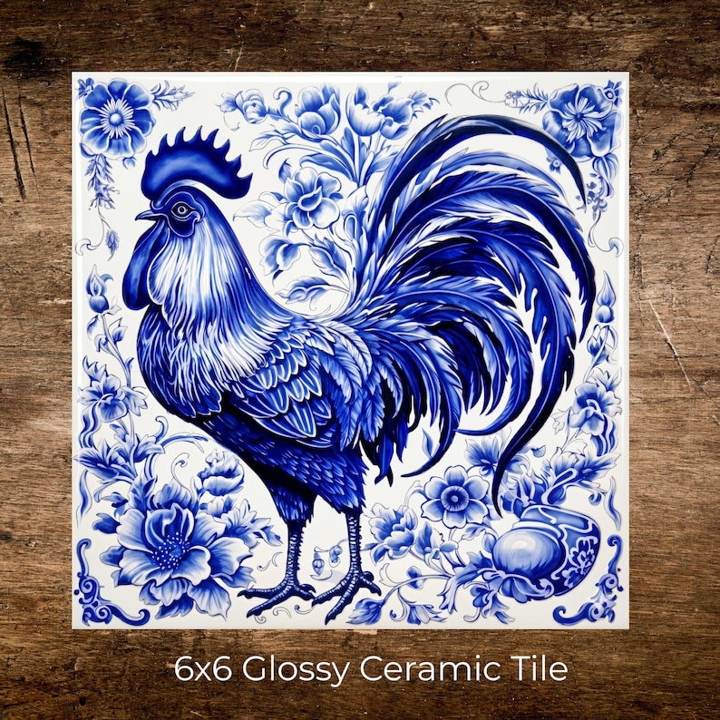 Puede incluir: Azulejo de cer&aacute;mica brillante de 15x15 cm con un dise&ntilde;o de gallo azul y blanco. El azulejo presenta una ilustraci&oacute;n detallada de un gallo y motivos florales. El texto "6x6 Glossy Ceramic Tile" est&aacute; en la parte inferior.
