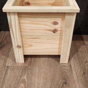Set von 2 Selbstgemachten Übertöpfen aus Holz