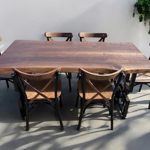 Tavolo da pranzo in noce con bordo vivo, stile fattoria, gambe in metallo