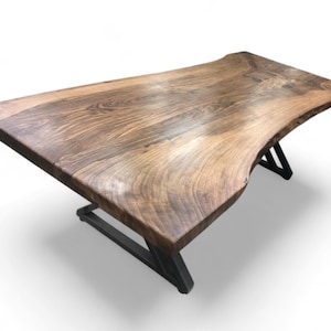 Tavolo da pranzo in noce con bordo vivo, legno massello, design moderno