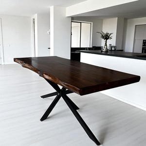 Tavolo da pranzo in noce con bordo vivo, in legno massello stile Mid-Century Modern