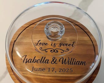 Spersonalizowany stojak na ciasto z akacji ze szklaną kopułą | Prezent z grawerunkiem