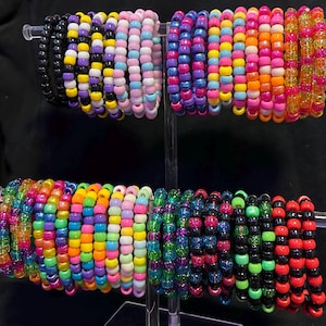 Può includere: Una tazza di ceramica bianca con un design floreale colorato. La tazza ha un manico e un bordo largo. Il motivo floreale include fiori rosa, gialli e blu con foglie verdi. Per bevande.