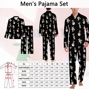 Puede incluir: Conjunto de pijama negro con un estampado integral de conejitos de Pascua en cestas de huevos. El conjunto incluye una camisa con botones y pantalones a juego. La imagen tambi&eacute;n muestra una tabla de tallas con medidas en cm. El texto "Men's Pajama Set" est&aacute; en la parte superior.