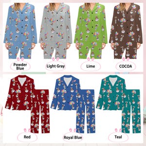 Puede incluir: Conjunto de pijamas en varios colores, incluyendo azul claro, gris claro, lima y cacao. Cada conjunto presenta una camisa con botones y pantalones a juego con un patr&oacute;n repetido de conejitos, huevos y globos. Colores adicionales son rojo, azul real y verde azulado.