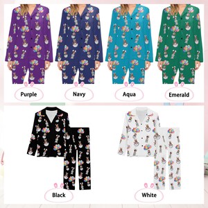 Puede incluir: Conjuntos de pijama en varios colores: morado, azul marino, aguamarina, esmeralda, negro y blanco. Cada conjunto incluye una camisa con botones y pantalones a juego, adornados con un patr&oacute;n repetido de un conejito, globos y un huevo.