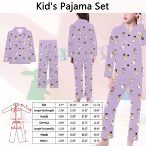 Puede incluir: Un conjunto de pijama infantil lavanda con un patr&oacute;n repetido de personajes de dibujos animados con disfraces de conejito. El conjunto incluye una camisa con botones y pantalones a juego. La imagen tambi&eacute;n muestra medidas.