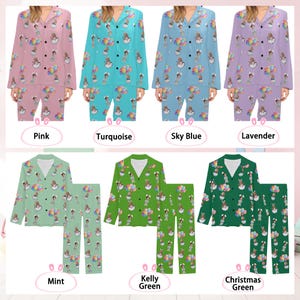 Puede incluir: Conjuntos de pijama en varios colores: rosa, turquesa, azul cielo, lavanda, menta, verde Kelly y verde navide&ntilde;o. Cada conjunto presenta una camisa con botones y pantalones a juego, adornados con un patr&oacute;n de conejito y globos.