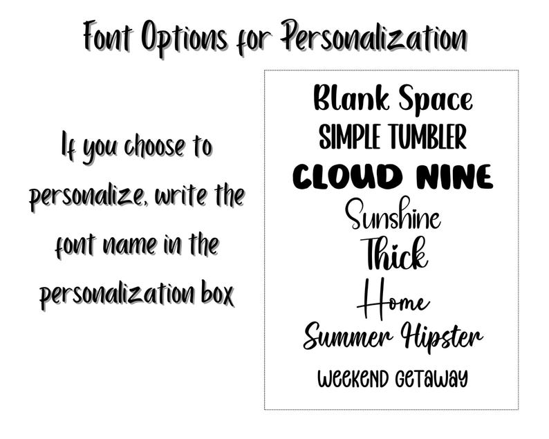 Może przedstawiać: Lista opcji czcionek do personalizacji, w tym "Blank Space", "Simple Tumbler", "Cloud Nine", "Sunshine", "Thick", "Home", "Summer Hipster" i "Weekend Getaway".
