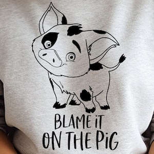 Könnte beinhalten: Ein graues Sweatshirt mit einem schwarz-weißen Comic-Schwein und dem Text "Blame it on the pig".