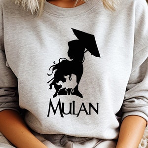 Op de afbeelding: Een grijs sweatshirt met een zwart silhouet van Mulan die een paraplu vasthoudt en het woord "MULAN" op de voorkant.