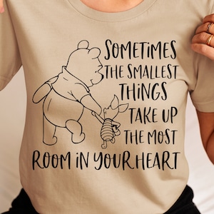 Parfois les plus petites choses prennent place, Winnie svg, Pooh SVG, Magical Kingdom svg, Family Trip Svg, Family Vacation Svg, Bear Friends svg