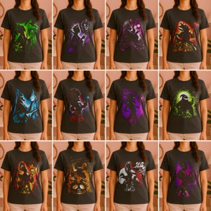 Puede incluir: Una colecci&oacute;n de camisetas de color gris oscuro, cada una con un dise&ntilde;o gr&aacute;fico diferente. Los dise&ntilde;os incluyen siluetas de personajes en varios colores como verde, morado, azul, rojo y naranja. Las camisetas son de manga corta y parecen estar hechas de un material suave.