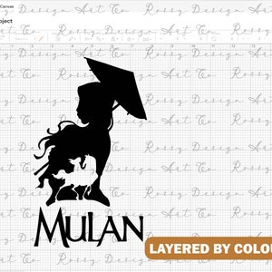 Op de afbeelding: Zwarte en witte silhouet van Mulan uit de Disney-film Mulan, die een paraplu vasthoudt. De tekst "MULAN" staat onder de afbeelding. De tekst "LAYERED BY COLOUR" staat in een bruine rechthoek onderaan de afbeelding.