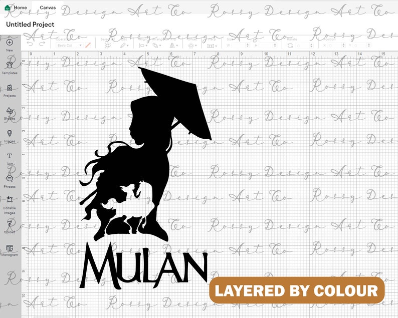 Op de afbeelding: Zwarte en witte silhouet van Mulan uit de Disney-film Mulan, die een paraplu vasthoudt. De tekst "MULAN" staat onder de afbeelding. De tekst "LAYERED BY COLOUR" staat in een bruine rechthoek onderaan de afbeelding.