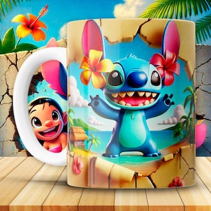 以下が含まれることがあります： 白いセラミックマグカップ。青い漫画のキャラクターが大きく開いた笑顔で描かれ、熱帯のビーチの風景が描かれています。マグカップの取っ手には笑顔の女の子が描かれています。マグカップは花で飾られています。
