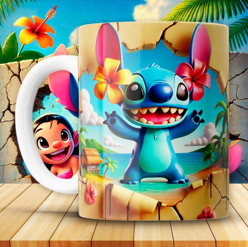 以下が含まれることがあります： 白いセラミックマグカップ。青い漫画のキャラクターが大きく開いた笑顔で描かれ、熱帯のビーチの風景が描かれています。マグカップの取っ手には笑顔の女の子が描かれています。マグカップは花で飾られています。