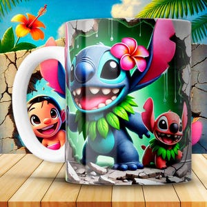 Może przedstawiać: Biały ceramiczny kubek z kolorową ilustracją postaci Stitch z filmu animowanego Lilo & Stitch. Kubek ma duży uchwyt i żywy design ze Stitchem, mniejszą czerwoną postacią i dziewczynką. Tło zawiera tropikalne kwiaty.