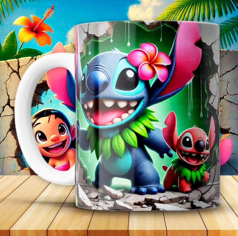 Może przedstawiać: Biały ceramiczny kubek z kolorową ilustracją postaci Stitch z filmu animowanego Lilo & Stitch. Kubek ma duży uchwyt i żywy design ze Stitchem, mniejszą czerwoną postacią i dziewczynką. Tło zawiera tropikalne kwiaty.