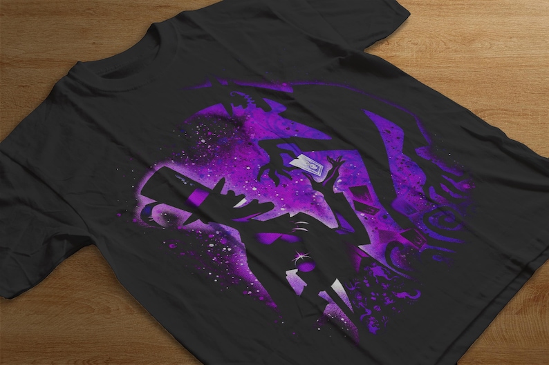 Puede incluir: Camiseta negra con un dise&ntilde;o gr&aacute;fico morado y blanco. El dise&ntilde;o representa la silueta de un mago sosteniendo una carta, con un fondo c&oacute;smico y una figura sombr&iacute;a. La camiseta est&aacute; hecha de un material suave.