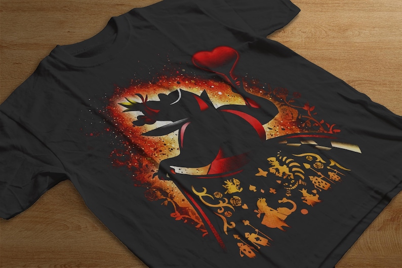 Puede incluir: Camiseta negra con la silueta de un personaje sosteniendo un cetro rojo en forma de coraz&oacute;n. El dise&ntilde;o incluye detalles en naranja y amarillo, representando una escena fant&aacute;stica.