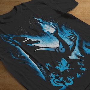 Puede incluir: Camiseta negra con un dise&ntilde;o gr&aacute;fico azul y blanco. El dise&ntilde;o incluye una silueta de una figura con llamas, criaturas m&iacute;ticas y un fondo estrellado. La camiseta est&aacute; hecha de un material suave.