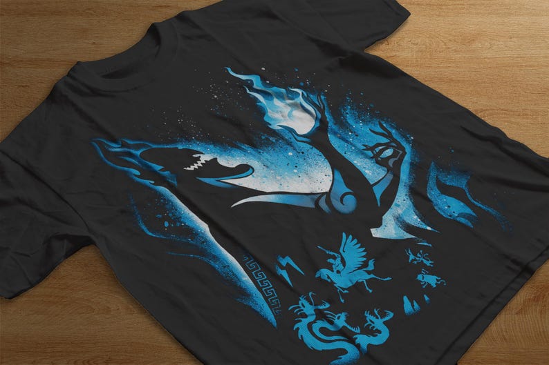 Puede incluir: Camiseta negra con un dise&ntilde;o gr&aacute;fico azul y blanco. El dise&ntilde;o incluye una silueta de una figura con llamas, criaturas m&iacute;ticas y un fondo estrellado. La camiseta est&aacute; hecha de un material suave.