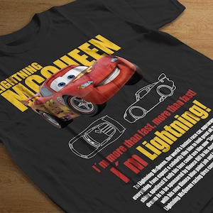 Puede incluir: Camiseta negra con un diseño de Rayo McQueen de la película Cars. El diseño incluye el texto "LIGHTNING McQUEEN" en amarillo, la frase "I'm more than fast, more than fast! I'm Lightning!" en rojo y amarillo, y una imagen del personaje.