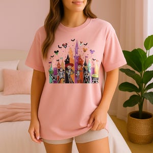 Carino scheletro di Halloween in formato PNG, design colorato per maglietta con castello dei cartoni animati, file di sublimazione e DTF per amici che vogliono "dolcetto o scherzetto"