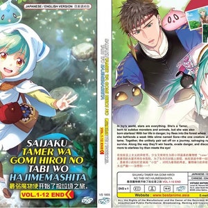 Puede incluir: Una carátula de DVD para la serie de anime "Saijaku Tamer wa Gomi Hiroi no Tabi wo Hajimemashita." La carátula presenta a una joven con cabello verde y una babosa azul en la cabeza. El texto en la carátula dice "Saijaku Tamer wa Gomi Hiroi no Tabi wo Hajimemashita" y "最弱魔物使开始了捡垃圾之旅." La carátula también incluye un logotipo de DVD y el texto "Vol. 1-12 End."