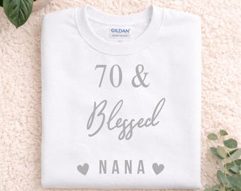 Geschenk zum 70. Geburtstag für Oma – „70 & Blessed Nana“-Sweatshirt – Personalisierter Geburtstagspullover für Damen