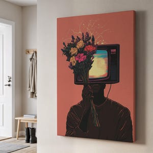 Puede incluir: Impresión en lienzo que representa a una persona con un televisor antiguo en lugar de cabeza, sosteniendo un ramo de flores coloridas. La obra de arte tiene un fondo color salmón con diseños de rayos. La persona lleva una camisa marrón.