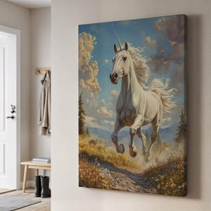 Majestätische Einhorn Leinwand Wandkunst, weißes mythisches Pferd im Galopp auf Wiesenweg, Fantasy Märchen Landschaft, gerahmte Kunst für magische Räume