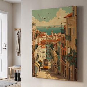 Pode incluir: Impressão em tela retratando uma paisagem urbana europeia com um bonde amarelo sobre trilhos. Os edifícios são coloridos, com telhados vermelhos e varandas. O céu é azul com nuvens e gaivotas. Cena costeira.