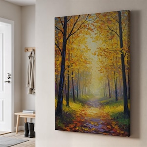 Könnte beinhalten: Ein Ölgemälde zeigt einen Waldweg im Herbst. Das Kunstwerk zeigt hohe Bäume mit dunklen Stämmen und Ästen sowie ein Blätterdach aus gelben und orangefarbenen Blättern. Der Weg wird von Sonnenlicht beleuchtet, mit Herbstlaub am Boden.