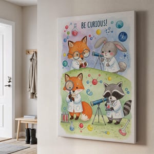 Könnte beinhalten: Leinwanddruck mit einer Aquarellillustration von vier Zeichentricktieren in Laborkitteln. Die Tiere, ein Fuchs, ein Hase und ein Waschbär, sind mit wissenschaftlichen Aktivitäten beschäftigt. Der Text "BE CURIOUS!" steht oben. Die Farbpalette umfasst Blau-, Grün- und Orangetöne.