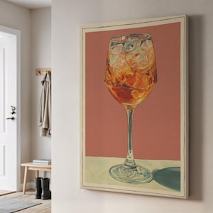 Lienzo decorativo de Aperol Spritz, elegante copa de cóctel con hielo sobre un cálido fondo color melocotón, impresión de bar vintage para decorar la cocina o el salón.