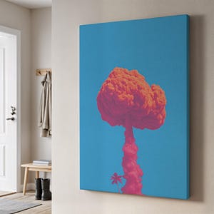 Pode incluir: Impressão em tela com uma explosão laranja e rosa vibrante contra um céu azul brilhante. Uma silhueta de palmeira é visível na base. A obra de arte é exibida em uma parede em um ambiente doméstico.