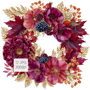 Könnte beinhalten: Ein kreisförmiges Blumenarrangement mit tiefburgunderfarbenen und dunkelroten Blüten, dunkelvioletten Brombeeren und leuchtend orangen Hagebutten. Dazwischen befinden sich dunkelrote Ahornblätter und metallisch goldenes Laub. Text: 12 JPG 300dpi.