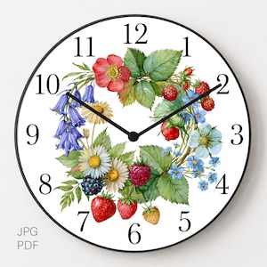 Puede incluir: Un reloj de pared redondo con marco negro y esfera blanca con números negros del 1 al 12. El centro muestra una ilustración en acuarela de una corona botánica con fresas rojas, hojas verdes, campanillas azules y margaritas blancas.